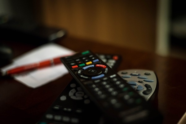 Wer gerne seine Fernbedienungen ersetzen möchte, oder statt zahlreichen Fernbedienung nur eine Fernbedienung für alle Fernseher einsetzen möchte, der kann den Einsatz einer Universalfernbedienung prüfen.